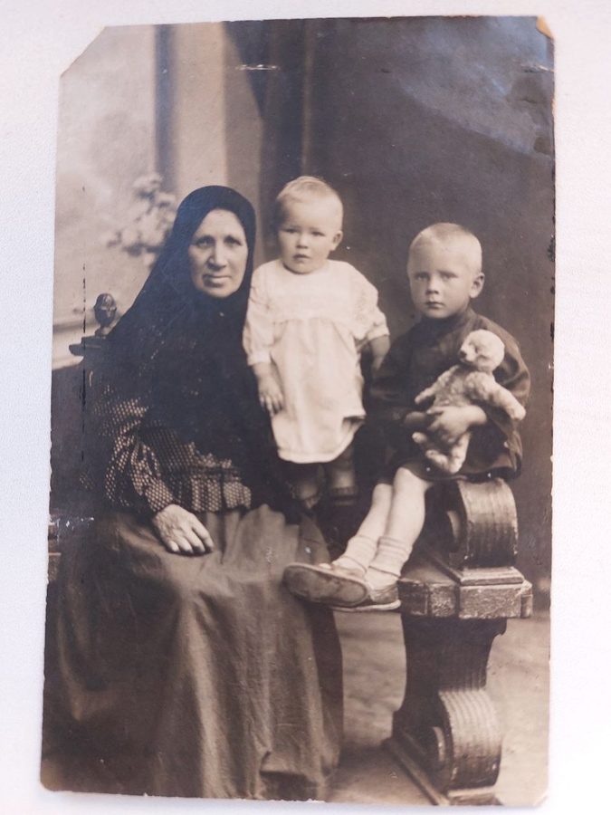 Бабушка с двумя внуками в фотоателье, 1924 год, оригинал